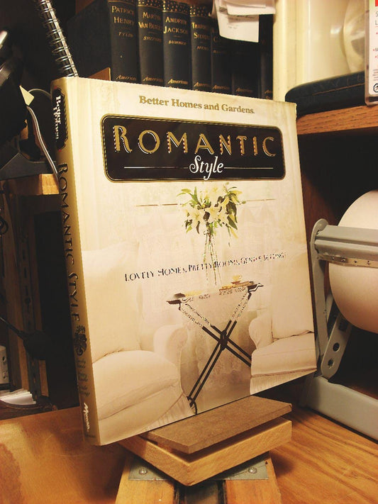 Romantic Style: Lovely Homes, Pretty Rooms, Gentle Settings Better Homes  Gardens Better Homes and Gardens Books and Hallam, Linda