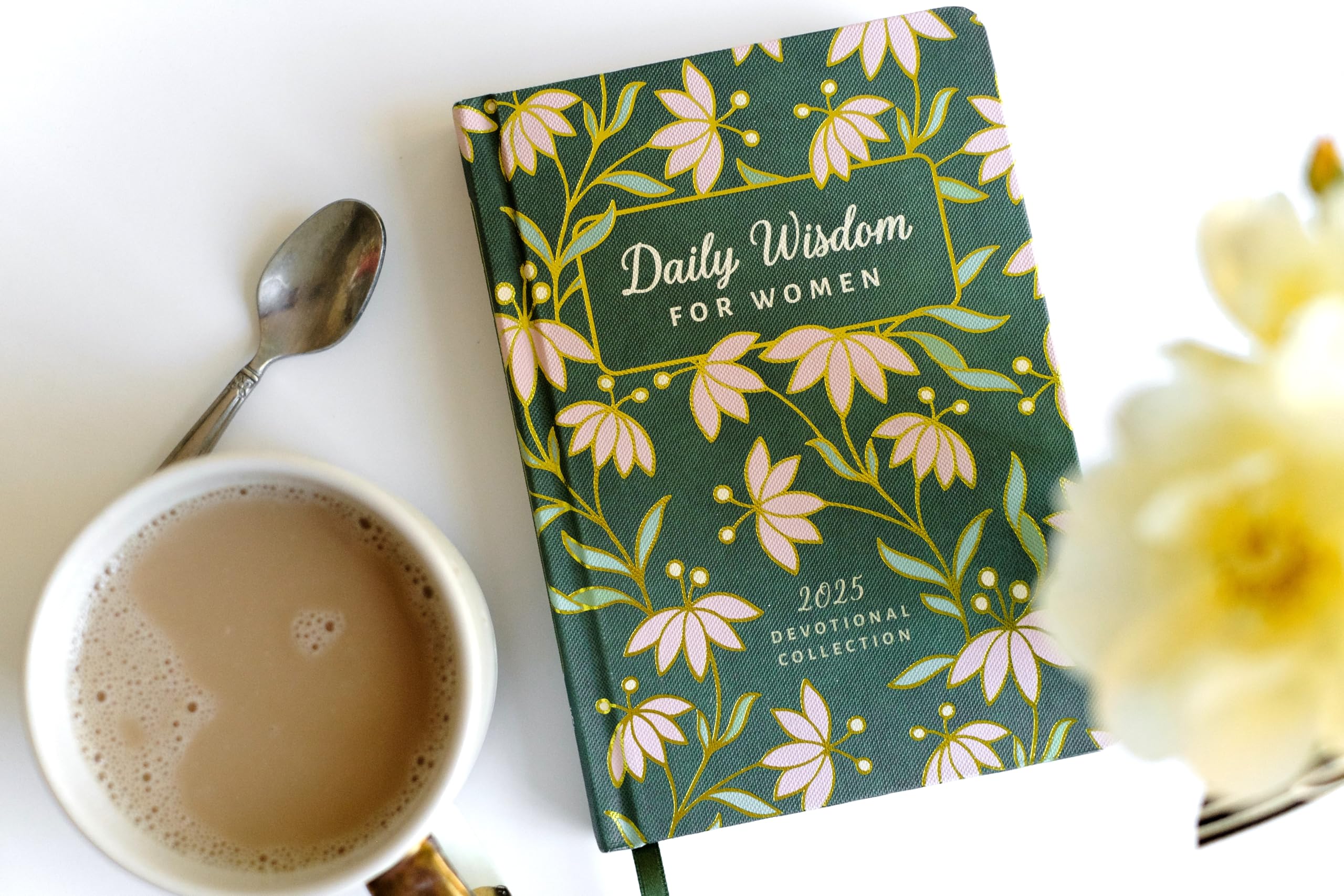 Daily Wisdom for Women 2025 Devotional Collection (Daily Wisdom - Annual Edition)