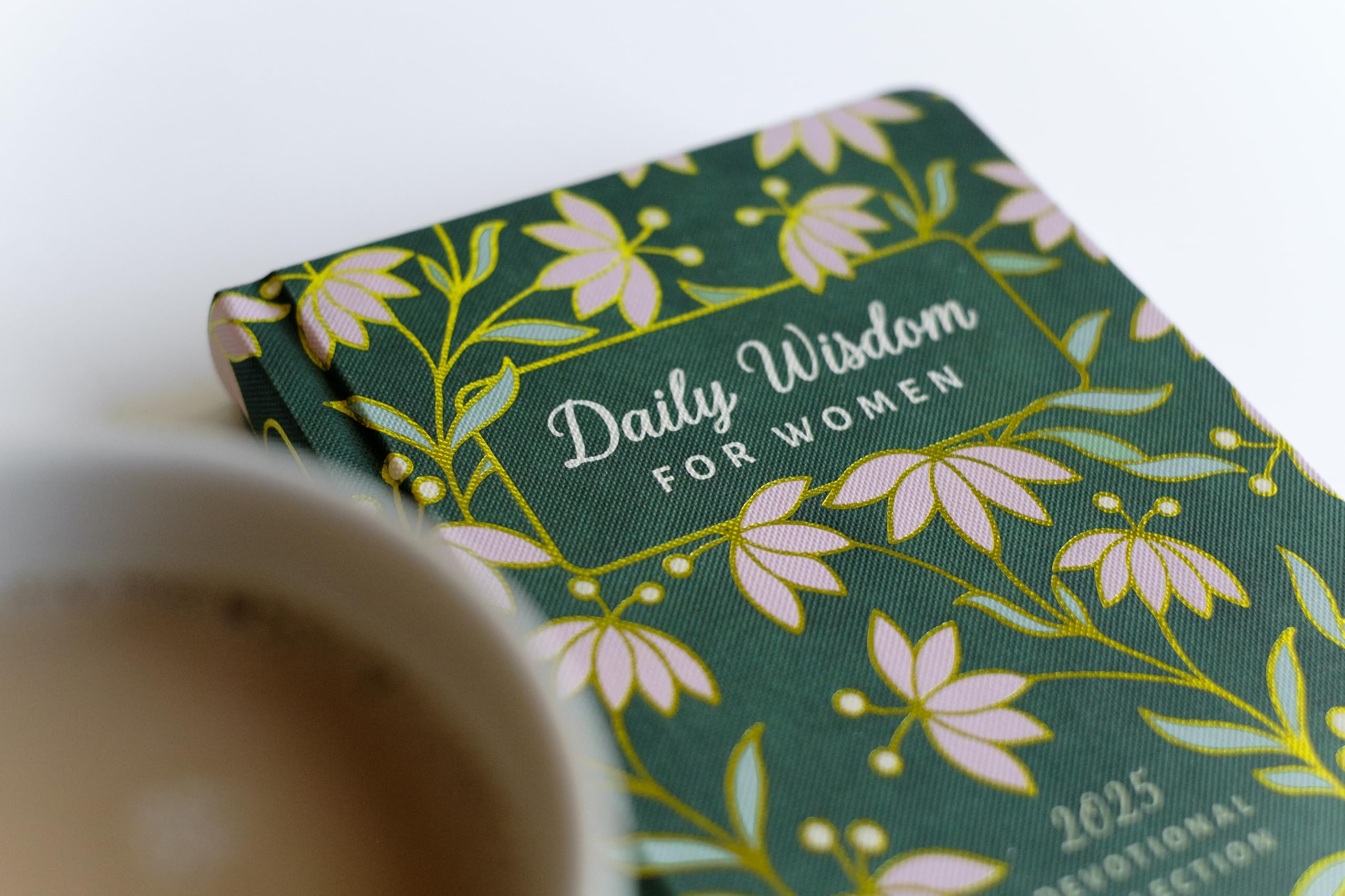 Daily Wisdom for Women 2025 Devotional Collection (Daily Wisdom - Annual Edition)
