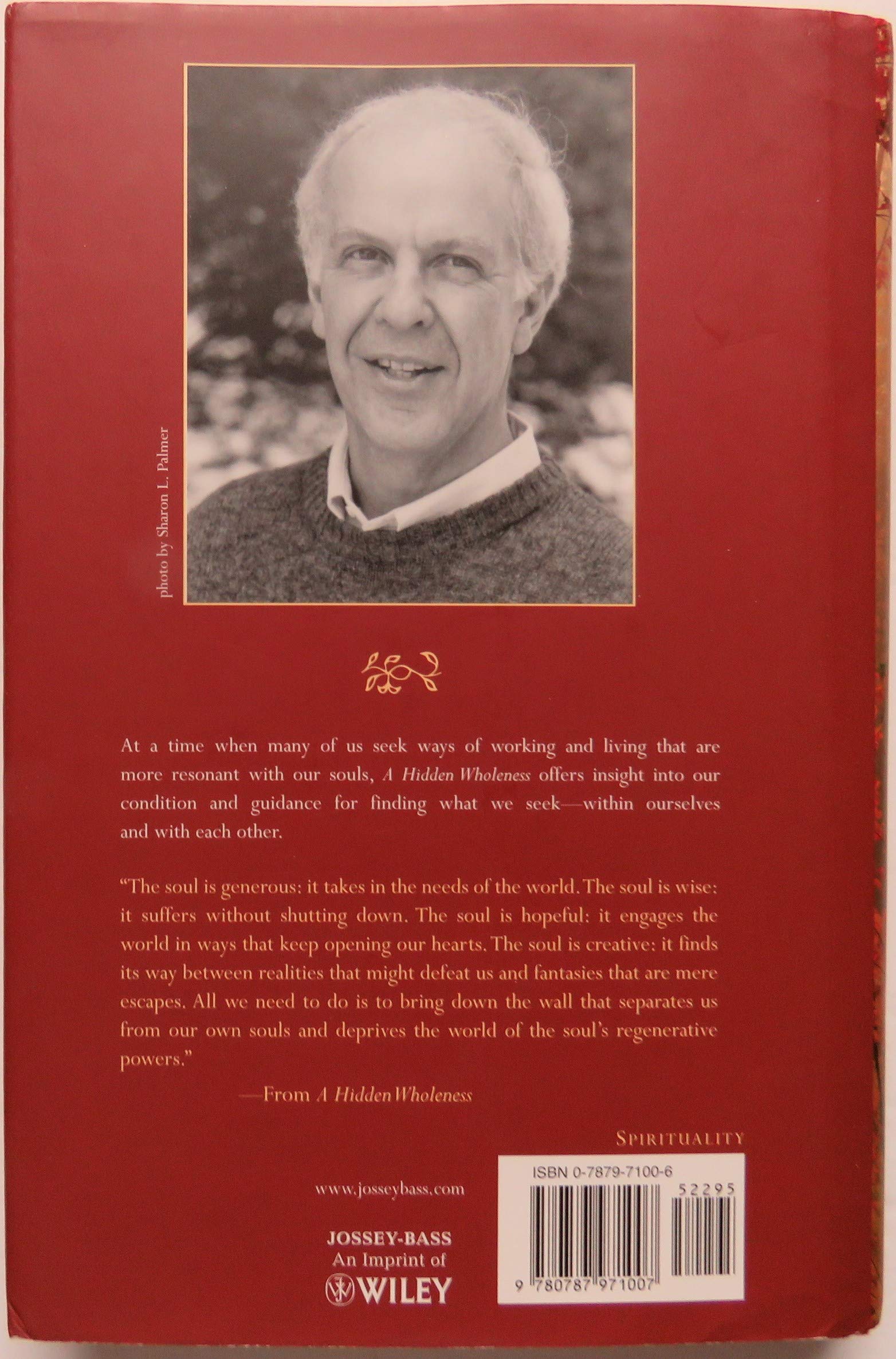 A Hidden Wholeness: The Journey Toward an Undivided Life : Welcoming the soul and weaving community in a wounded world